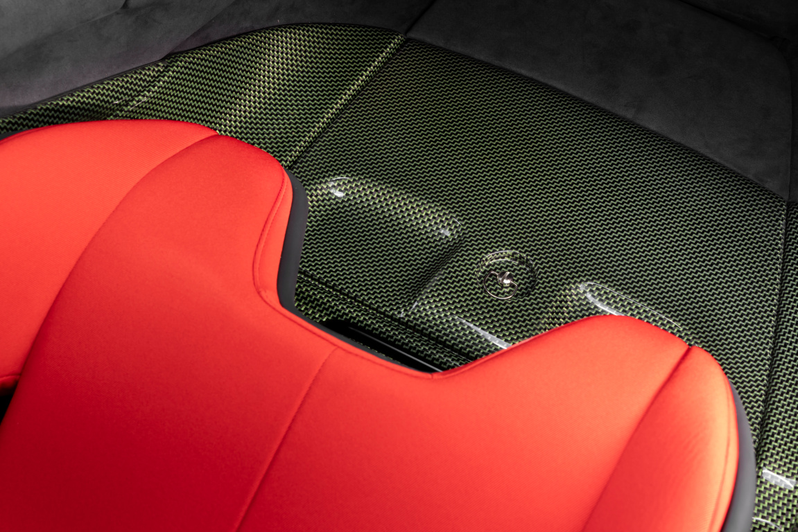 SMALL_Ferrari_SC40_INT__2_919cff6a-1f8a-4efe-a420-e00860998966